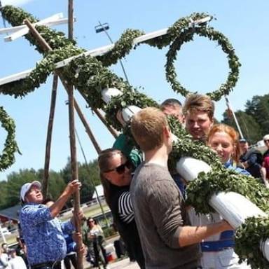 В Швеции обвалили символ середины лета