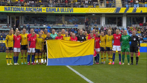 Шведские футболистки поддержали Украину вверх ногами
