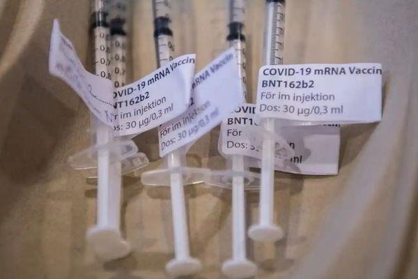 В Швеции стали скрывать от пациентов название вакцины против COVID-19